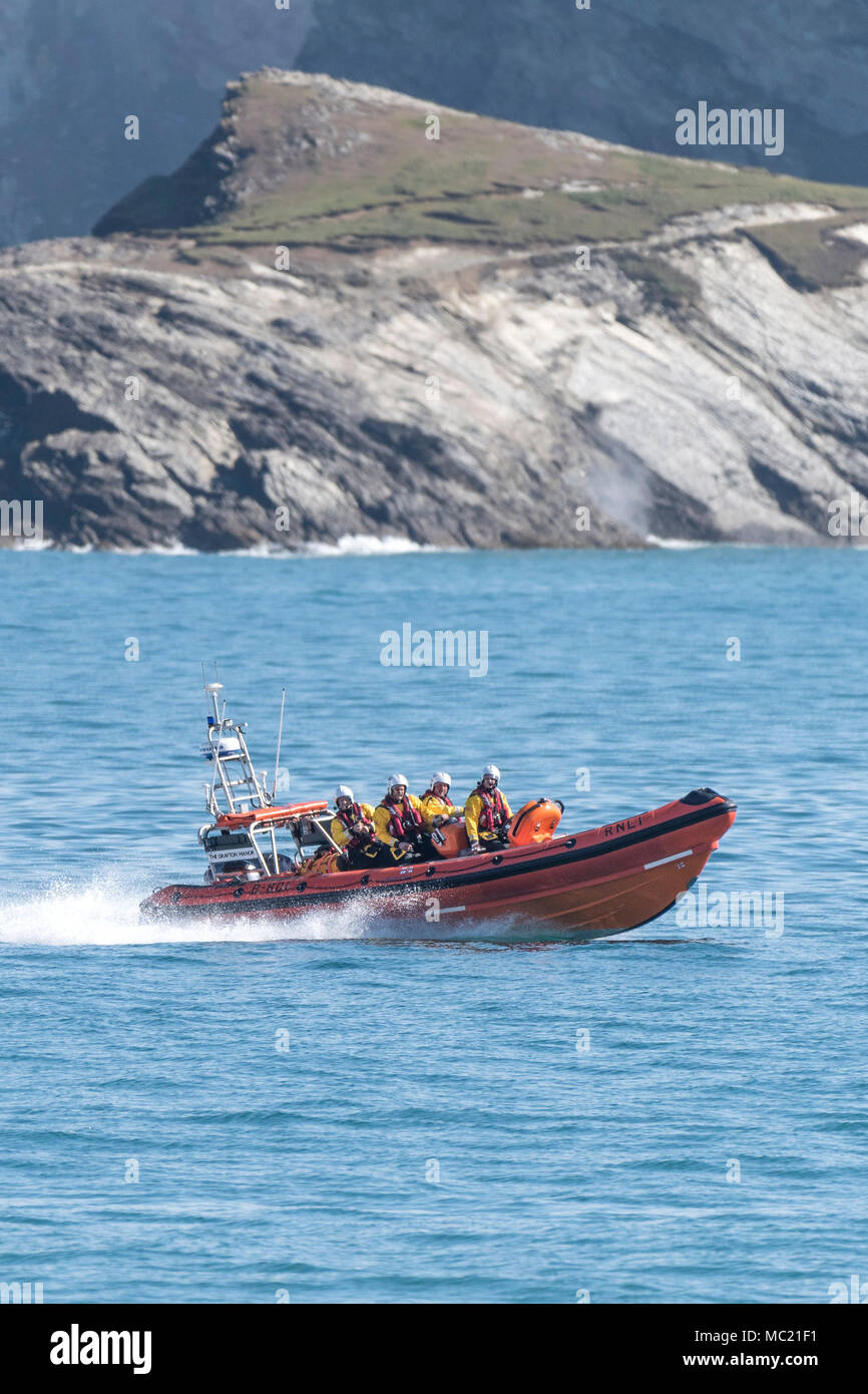 Die Newquay freiwillige RNLI Mannschaft in der B-Klasse Atlantic 85 küstennahe Rettungsfahrzeug an einem GMICE (Gute Medizin in anspruchsvollen Umgebungen) Stockfoto