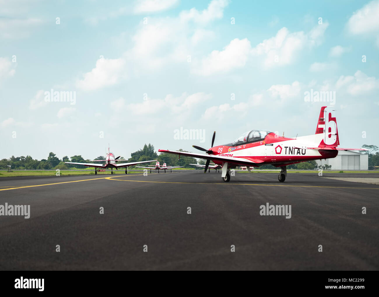 Jupiter Kunstflugstaffel Flugzeug verlässt Hangar Taxiway Vor, während Indonesien Air Force Zeremoniellen, Halim Perdana Kusuma Flughafen Stockfoto