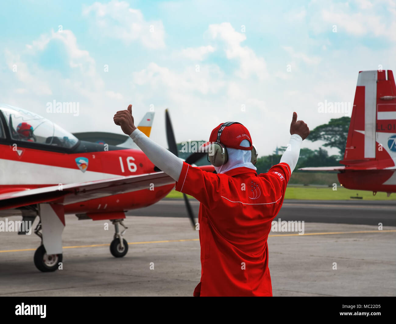 Aircarft Bodenpersonal Rampe und Marshalling Handzeichen während Jupiter Aerobatic Team Airshow in Halim Perdana Kusuma militärischer Flughafen Stockfoto