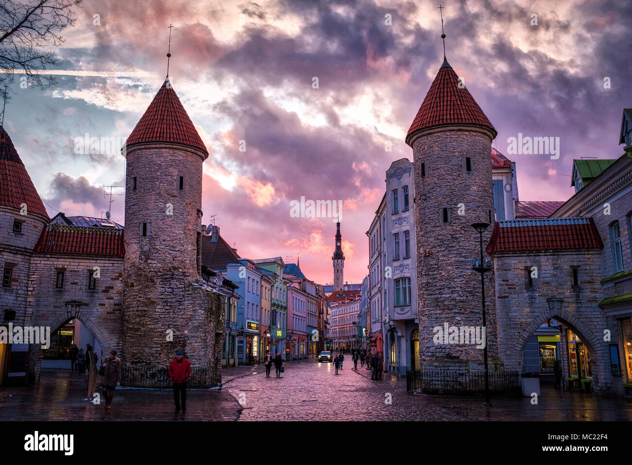 Sonnenuntergang über der Altstadt. Das barbican von Viru Tor war Teil des Verteidigungssystems von Tallinn Stadtmauer aus dem 14. Jahrhundert. Stockfoto