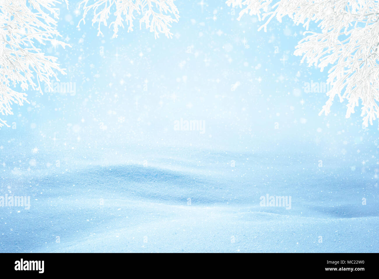 Natürliche sonnige Schneeverwehungen Hintergrund mit Schattierungen, schneebedeckten Zweigen und fallenden Schnee. Stockfoto