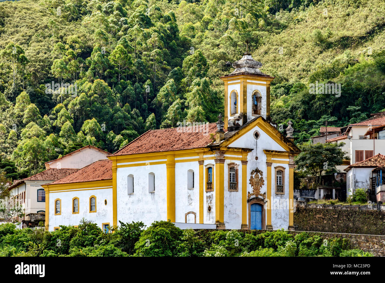 Alte katholische Kirche aus dem 18. Jahrhundert im Zentrum des berühmten und historischen Stadt Ouro Preto in Minas Gerais entfernt Stockfoto