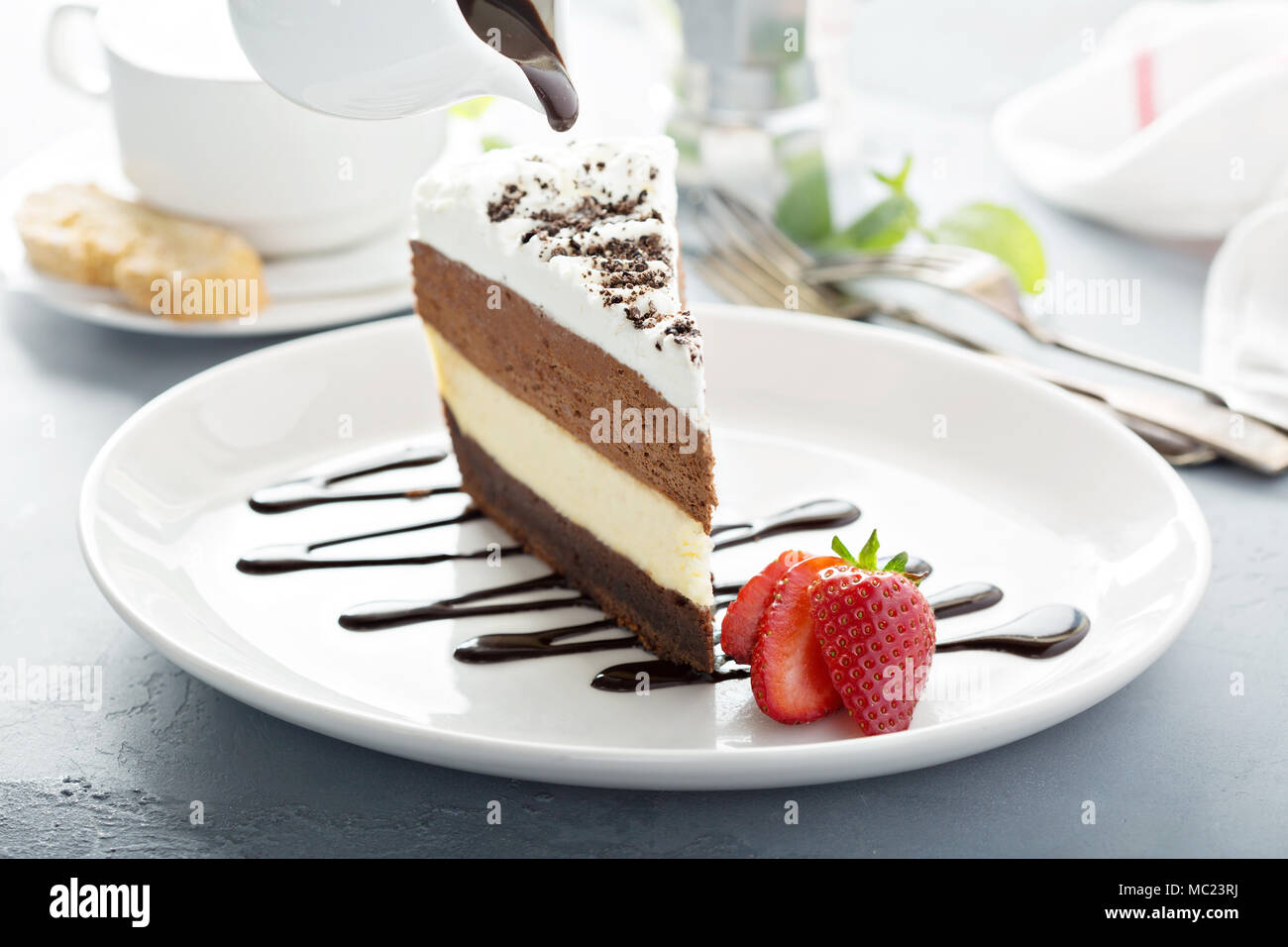 Drei chocolate layered Mousse Cake Stockfoto