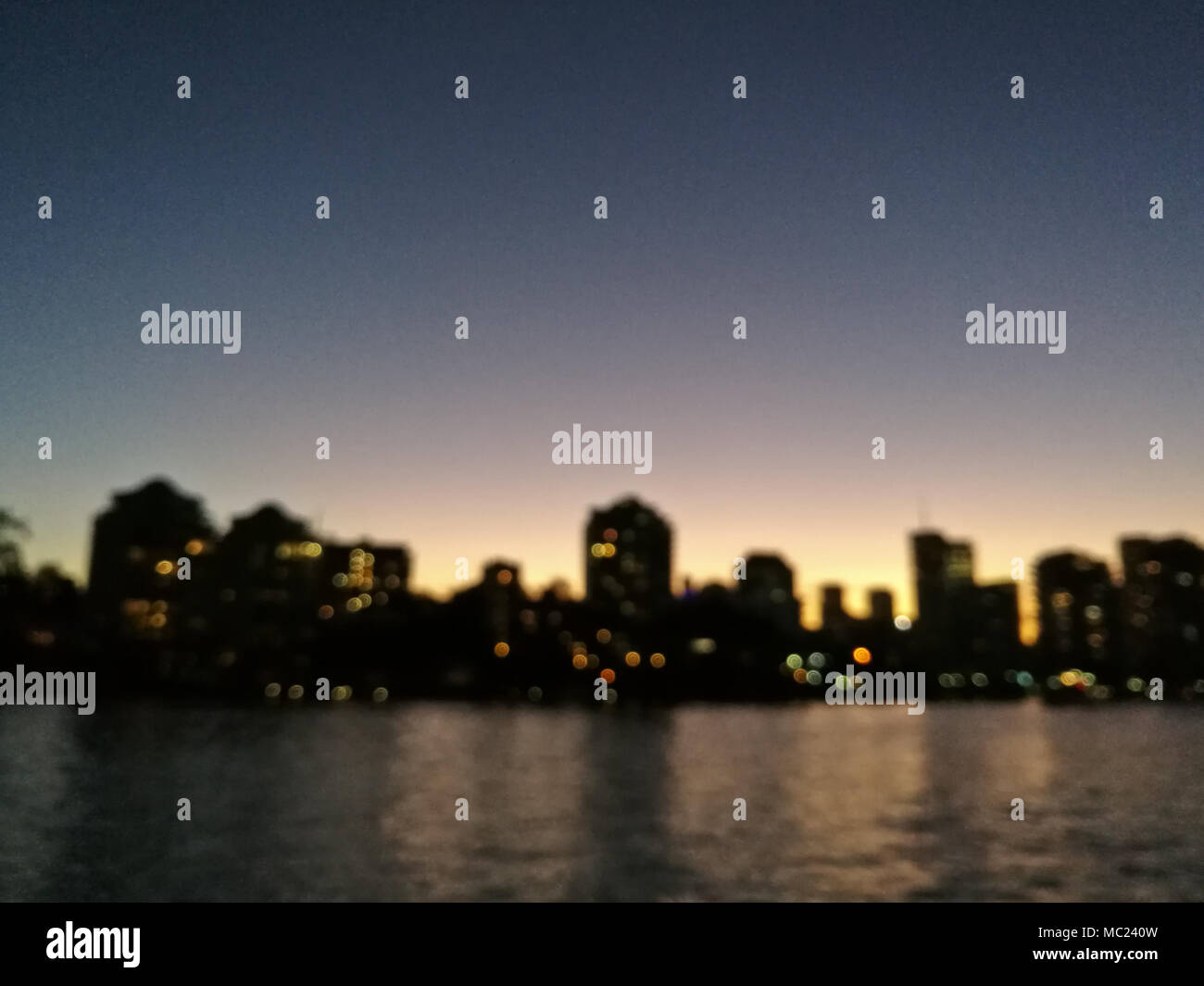 Defokussierten abstrakte Stadtbild mit Abend Fluss Szene von Brisbane Australien Stockfoto