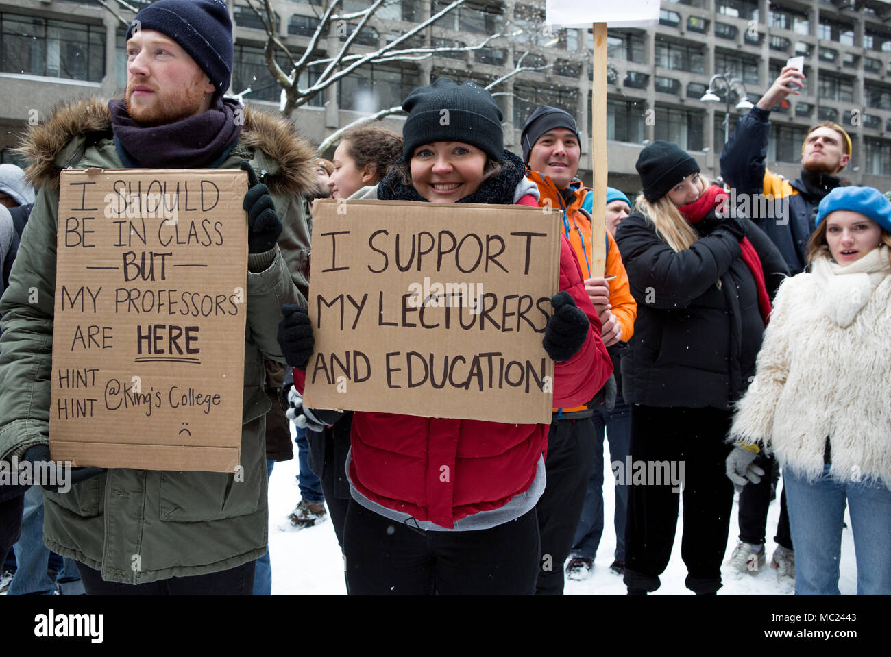London, Großbritannien, 28th. Februar 2018. UCU marschieren im Schnee mit dem Studentenbanner „Ich unterstütze meine Dozenten und meine Ausbildung“. Stockfoto