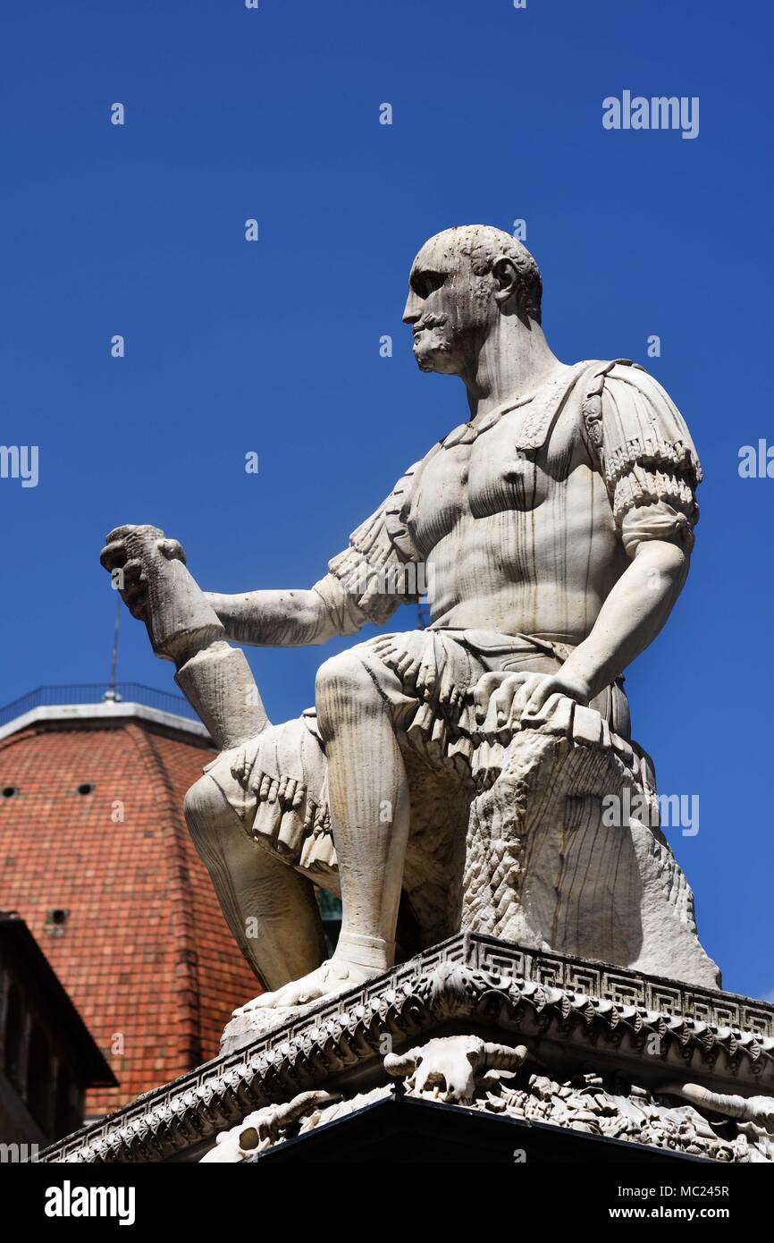 Denkmal für Giovanni delle Bande Nere auf der Piazza San Lorenzo Florenz - Toskana, Italien - Italienisch. (Die Statue, die ursprünglich von Cosimo I. de' Medici im Jahre 1540 in Auftrag gegeben worden war, seinem Vater, Giovanni delle Bande Nere, die erfolgreiche condottiero aus der Familie der Medici zu gedenken. Der Bildhauer war Baccio Bandinelli. ) Stockfoto