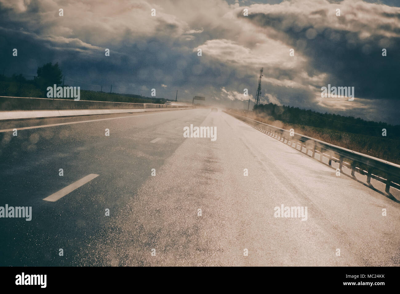 Fahren im Regen Stockfoto