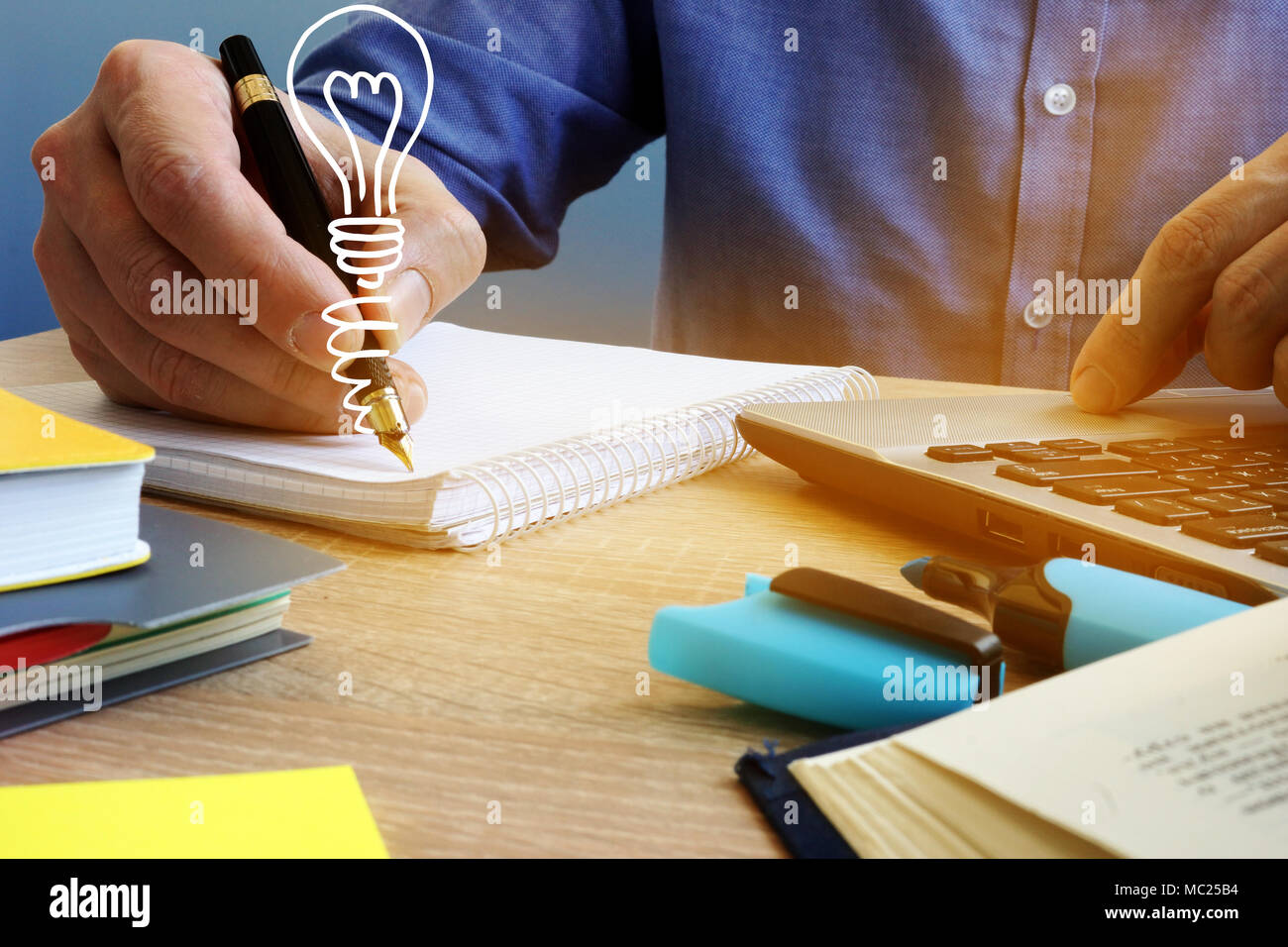 Ideen Konzept. Geschäftsmann schreiben, die in der Notiz und Glühlampe. Kreativer Prozess. Stockfoto