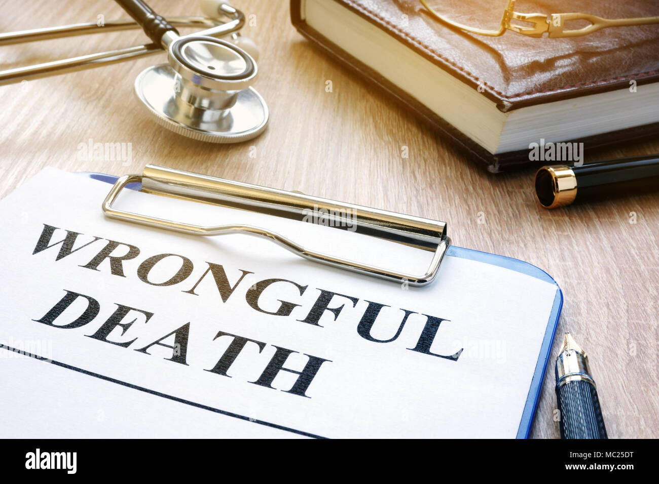 Widerrechtlichen Tod Form und Stethoskop auf einen Tisch. Stockfoto