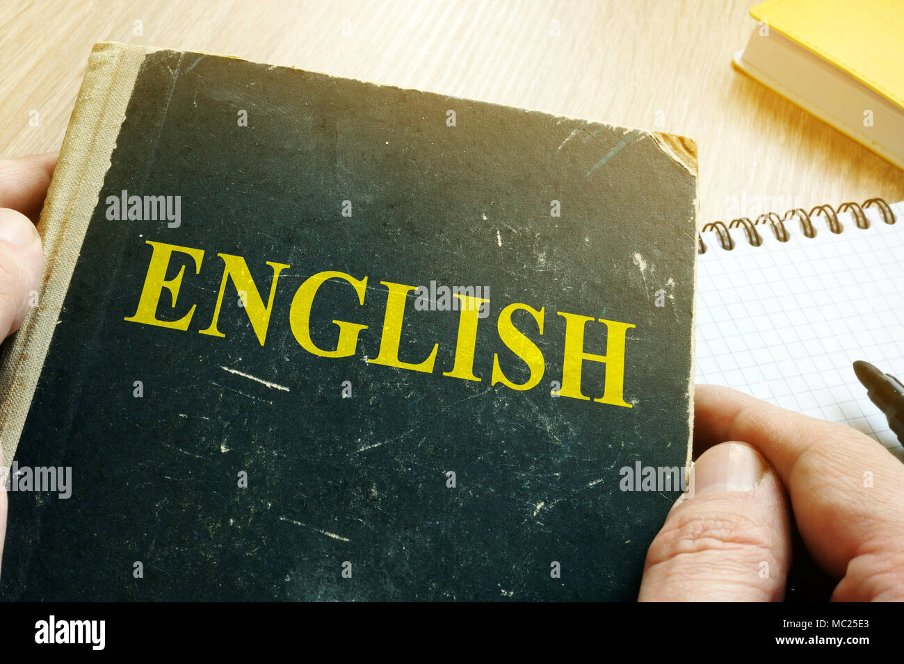 Mann hält Buch über Englisch lernen. Stockfoto