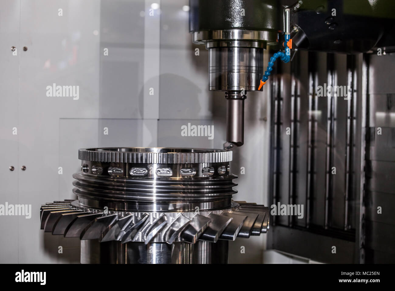 5-Achsen bohren und Drehmaschine Stockfoto
