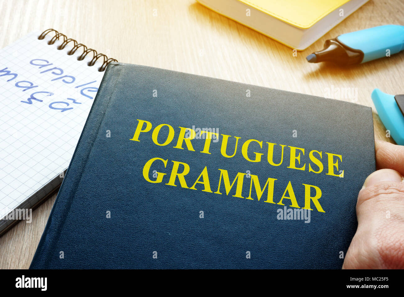 Portugiesische Grammatik lernen. Hand buch. Stockfoto