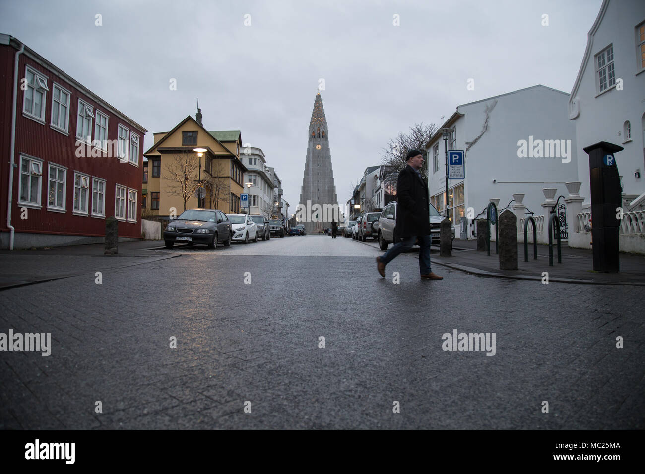 REYKJAVIK, Island - 11. FEBRUAR 2017: Kirche Hallgrimskirkja ab Skolavordustiger Straße am Nachmittag mit bewölktem Himmel gesehen Stockfoto