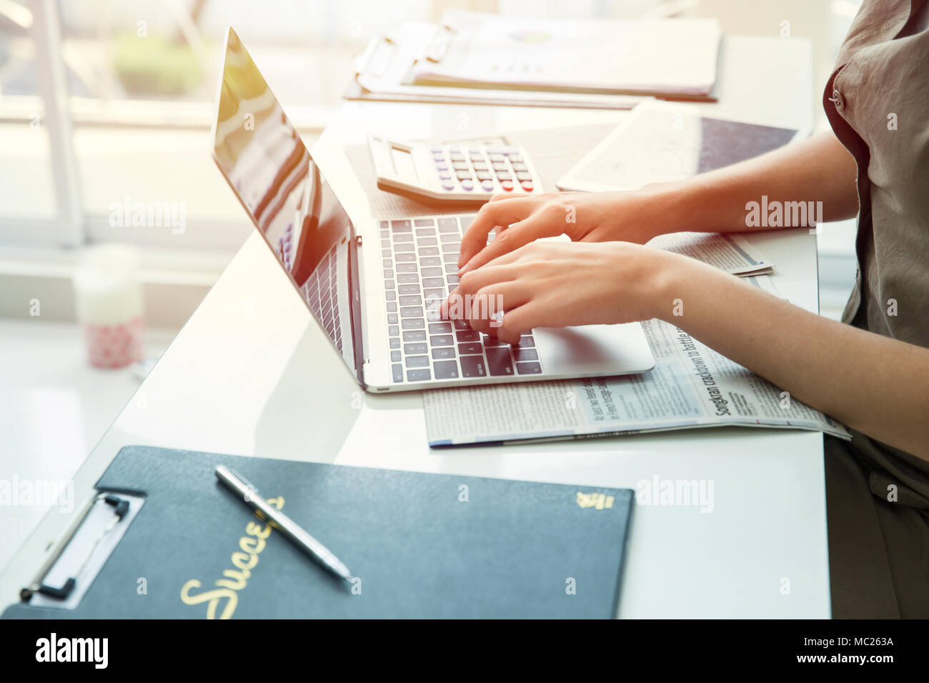 Business Frauen arbeiten mit Laptop im Büro für Erfolg Lebensstil Stockfoto