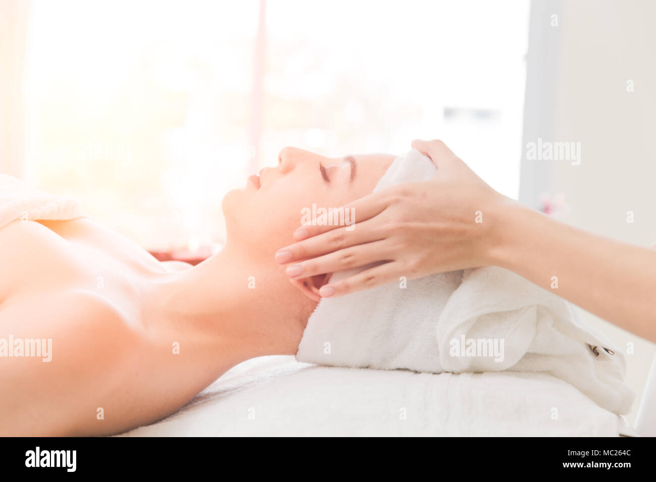 Junge Frau entspannen im Wellnessbereich Massage Stockfoto