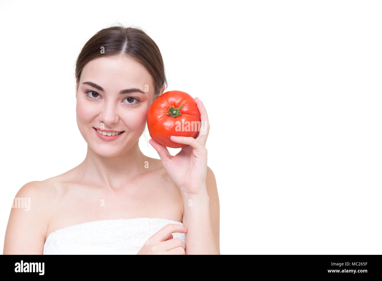 Schöne Frauen mit Tomaten isoliert auf weißem Stockfoto
