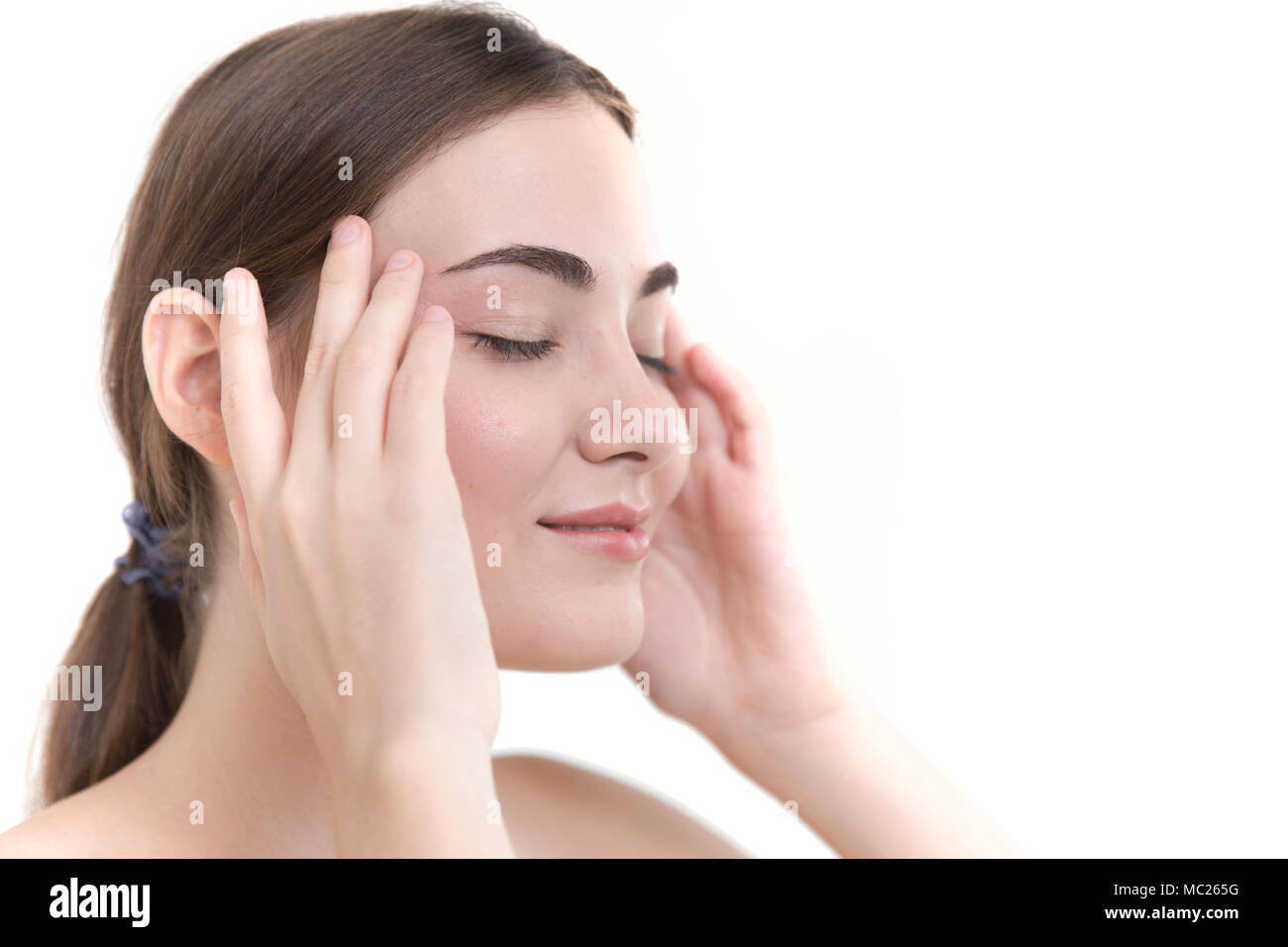 Schöne Frauen Gesicht spa Behandlung mit Handmassage für auf weißem Hintergrund mit Platz zum Entspannen für Text Stockfoto