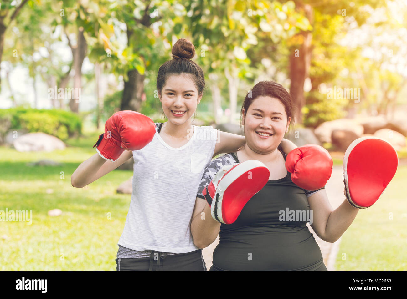 Zwei Freunde, die Boxen in den Park für Sport gesunde Aktivität und Diät Stockfoto