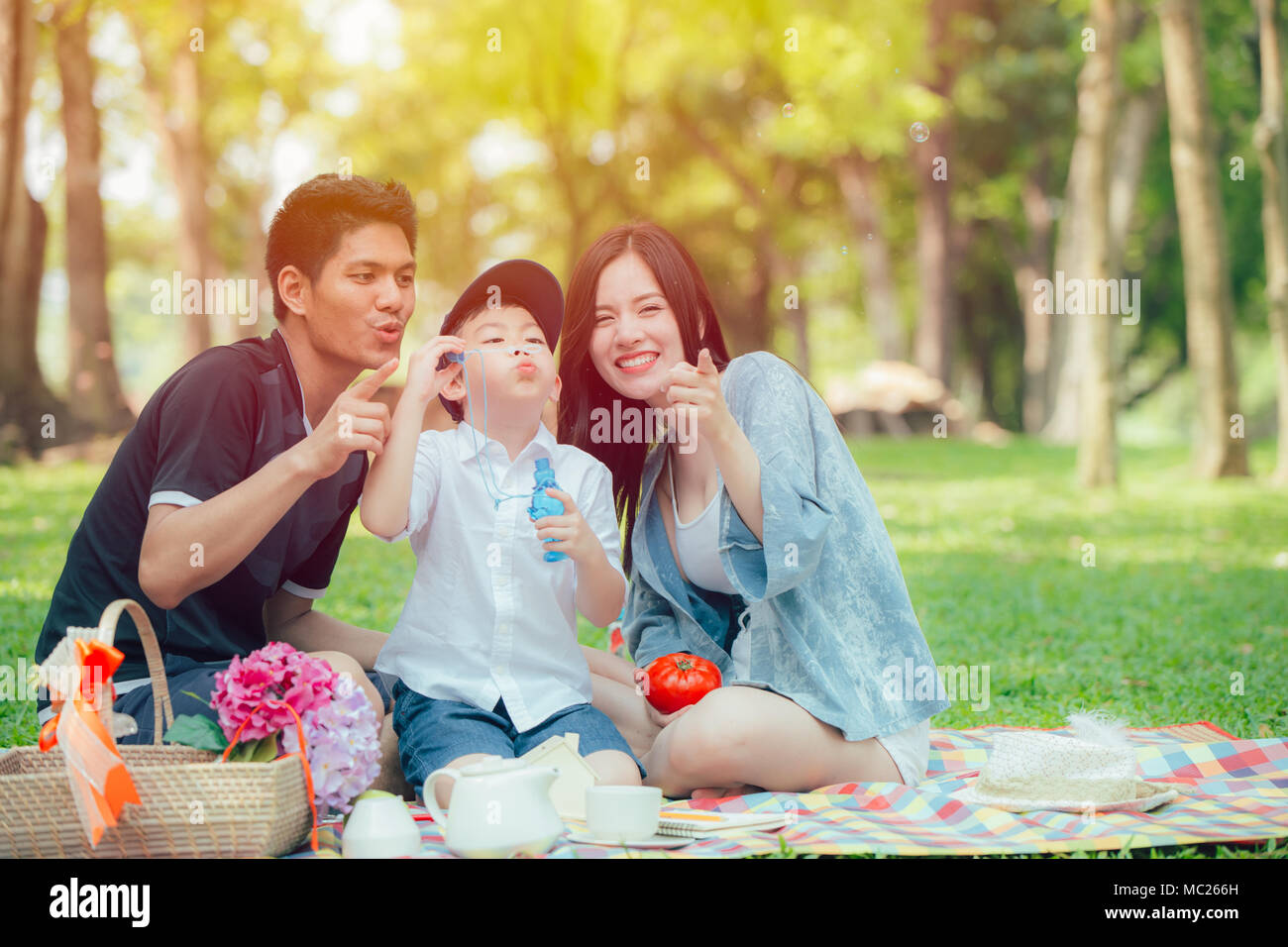 Asian teen Familie happy holiday Picknick im Park Stockfoto