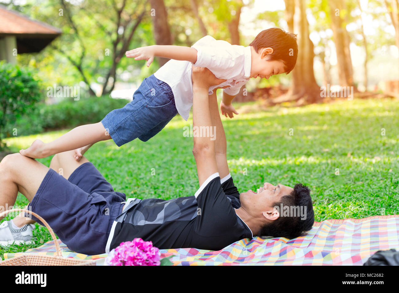 Gute Papa und Sohn zusammen spielen im Park Konzept Stockfoto