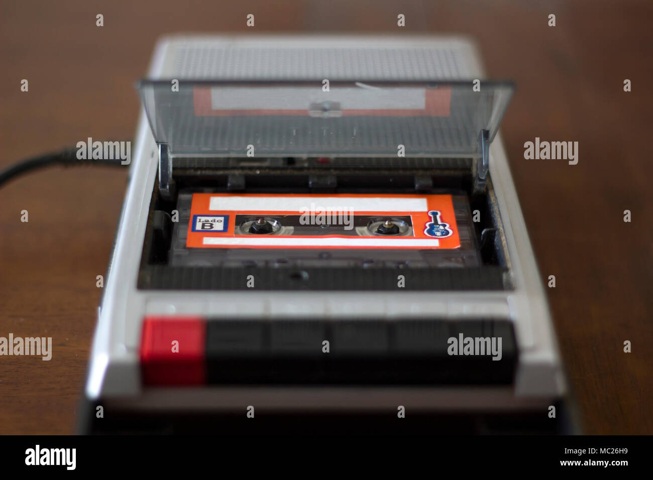 Vintage Kassettenlaufwerk mit audio Kassette innen Stockfoto