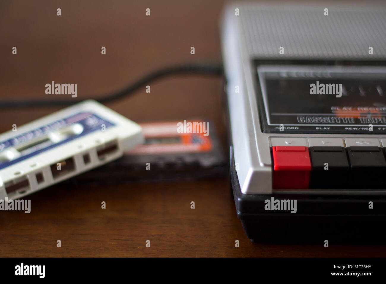 Retro Kassettenlaufwerk mit Audio Kassetten auf der Seite Stockfoto
