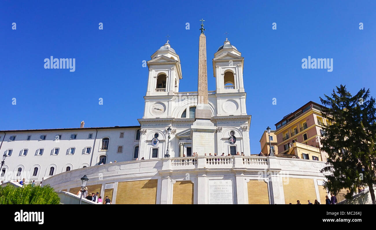 Das Äußere der Trinita dei Monti in Rom oberhalb der Spanischen Treppe, die hinunter zur Piazza di Spagna. Stockfoto