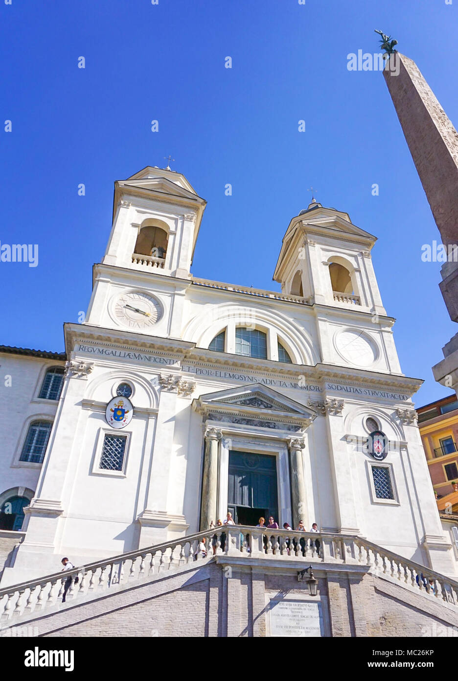Das Äußere der Kirche der Santissima Trinità dei Monti in Rom oberhalb der Spanischen Treppe, die hinunter zur Piazza di Spagna. Stockfoto