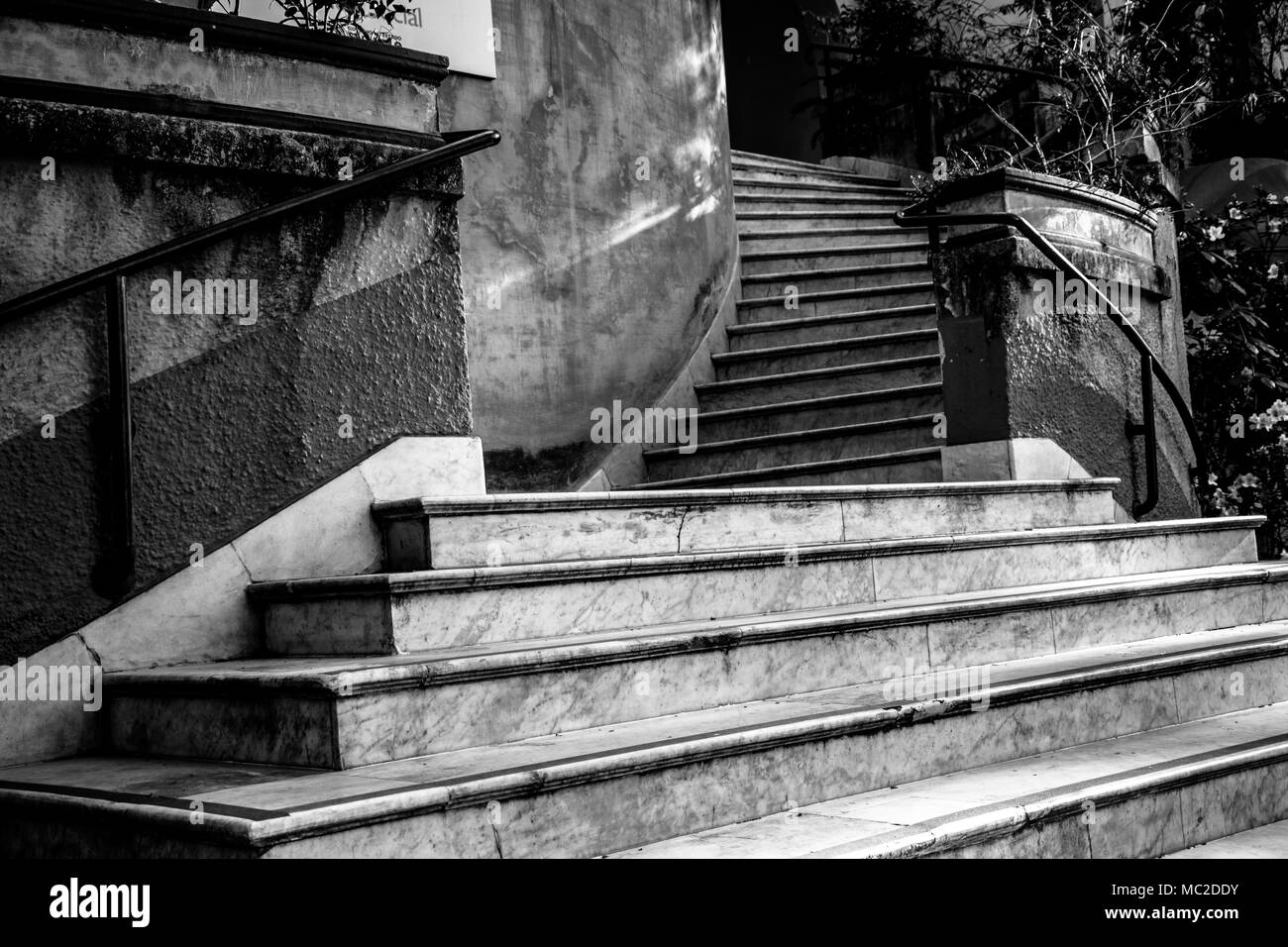 Geschwungene Marmortreppe außerhalb in einem Park (Parque da Agua Branca), Sao Paulo, Brasilien. Stockfoto