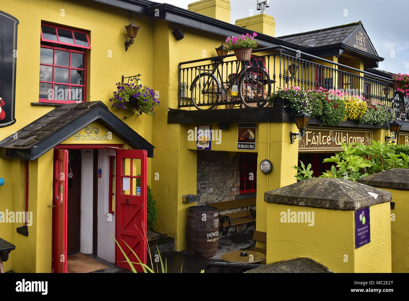 Gelbe irischen Die ursprüngliche Durty Nellys Village Inn in der Nähe von Bunratty Castle. Stockfoto