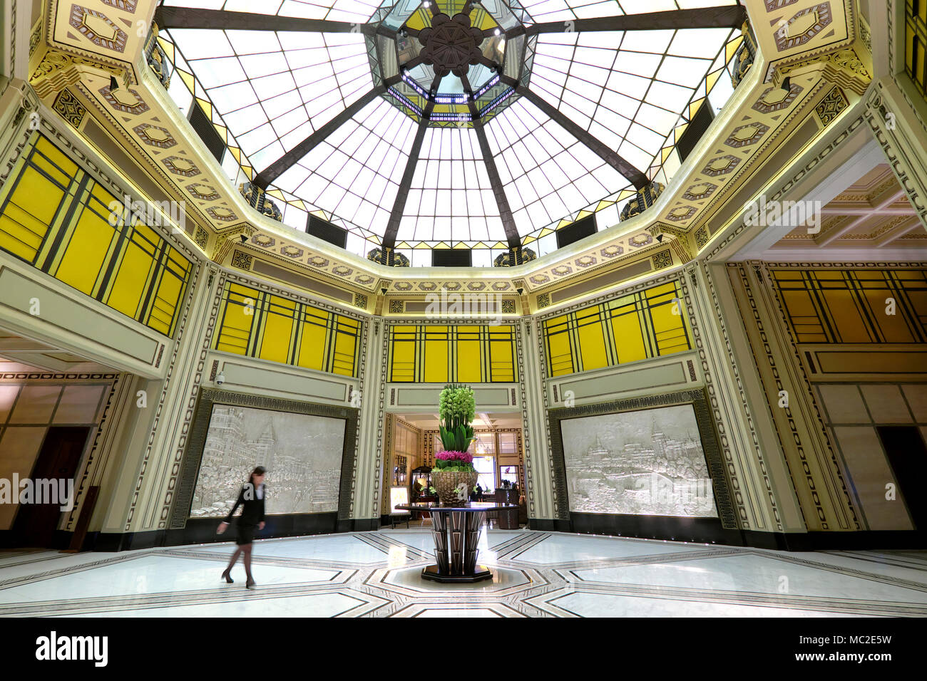 Die Lobby des Fairmont Peace Hotel in Shanghai, China Stockfoto