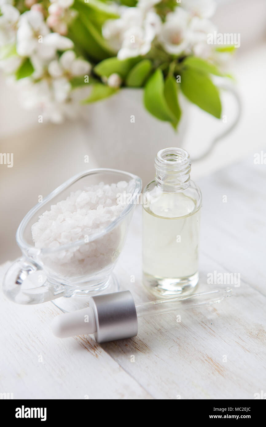 Spa Salz mit Blume mit Massage Öl - Blumen Hintergrund. Auf weissem Holztisch Stockfoto