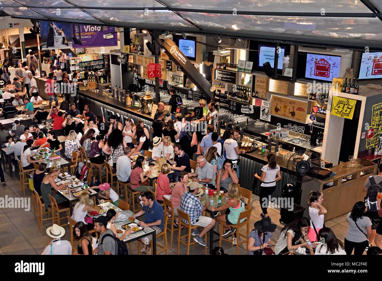 Bar & überfüllten Sitzecke im Food Court des Mercato Centrale oder Mercato di San Lorenzo - Central Food Market Florenz - Toskana, Italien - Italien Stockfoto