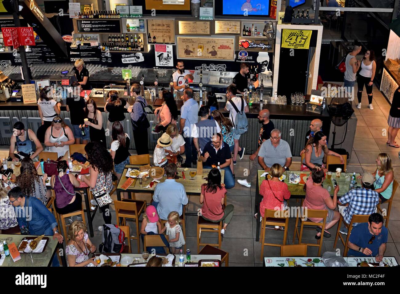 Bar & überfüllten Sitzecke im Food Court des Mercato Centrale oder Mercato di San Lorenzo - Central Food Market Florenz - Toskana, Italien - Italien Stockfoto