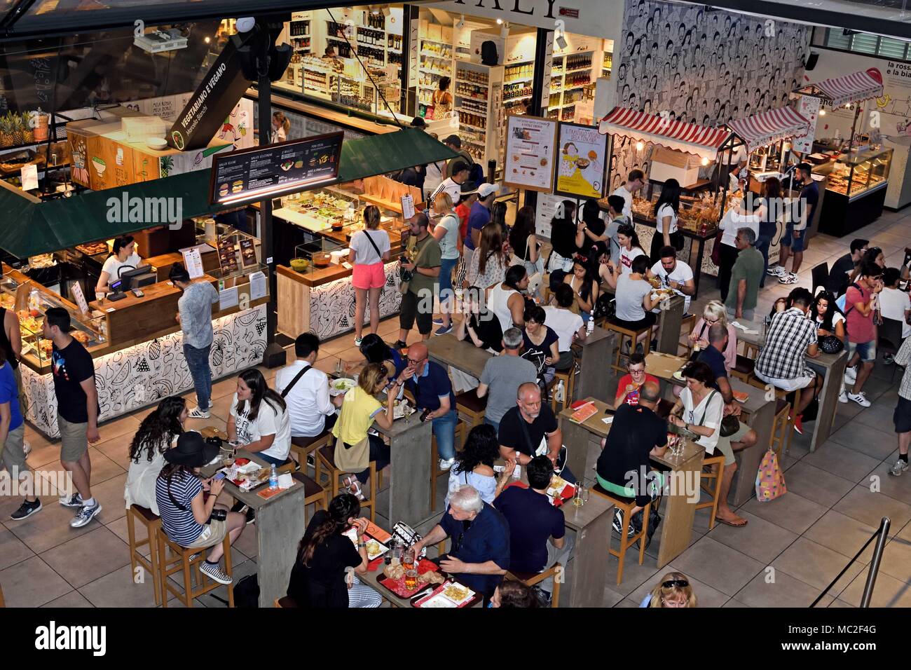 Bar & überfüllten Sitzecke im Food Court des Mercato Centrale oder Mercato di San Lorenzo - Central Food Market Florenz - Toskana, Italien - Italien Stockfoto