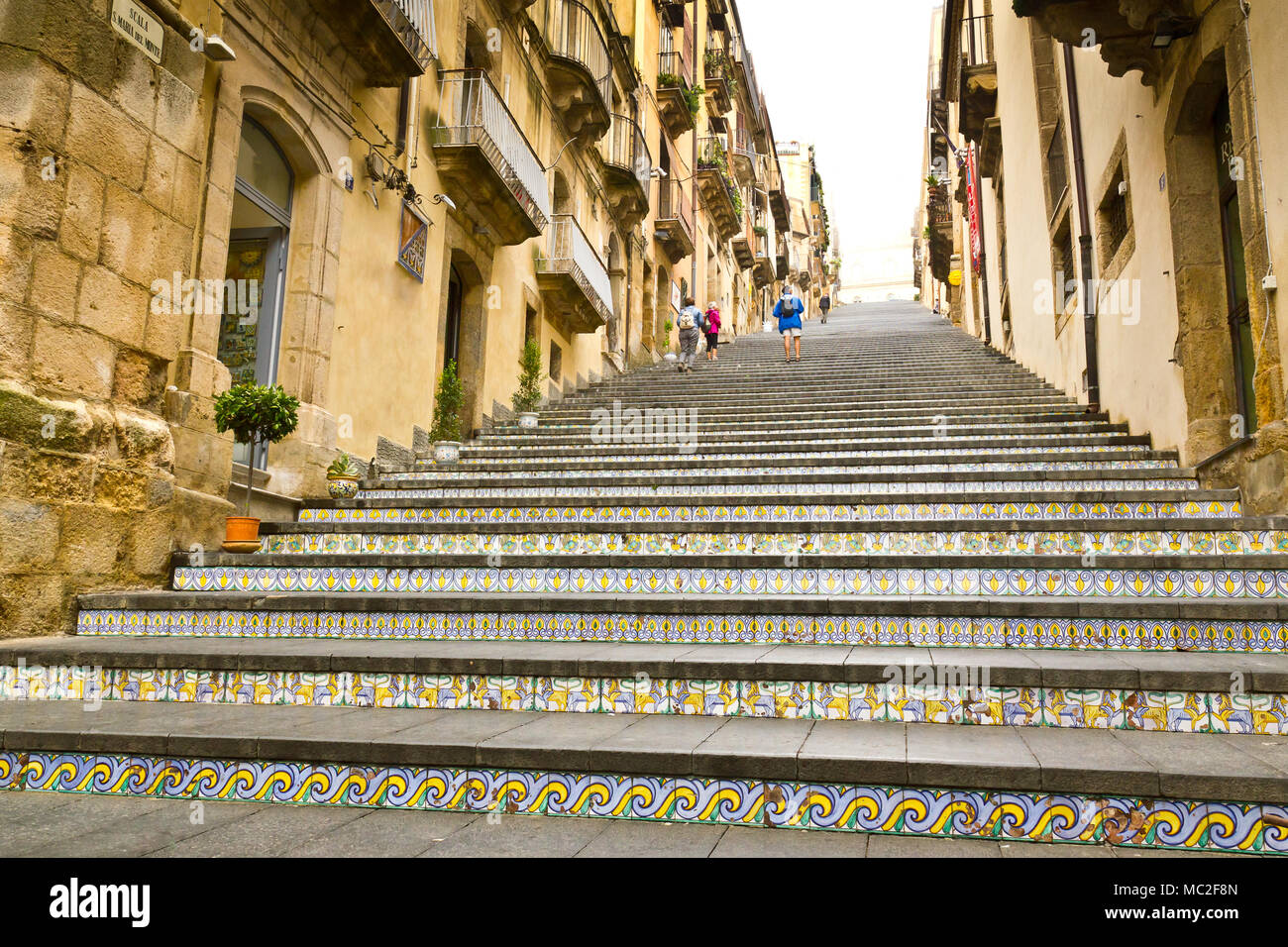 Lange Treppen in der Straße von Caltagirone, Sizilien, Italien Stockfoto