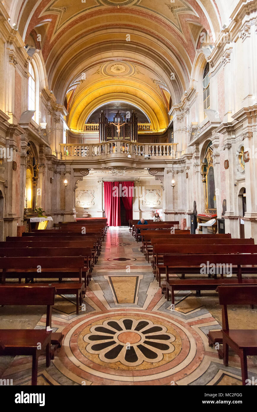 Lissabon, Portugal. Santo Antonio de Lisboa Kirchenschiff. Der heilige Antonius von Lissabon/Padua/Padova Geburtsort. Chor, Orgel und Kruzifix Stockfoto