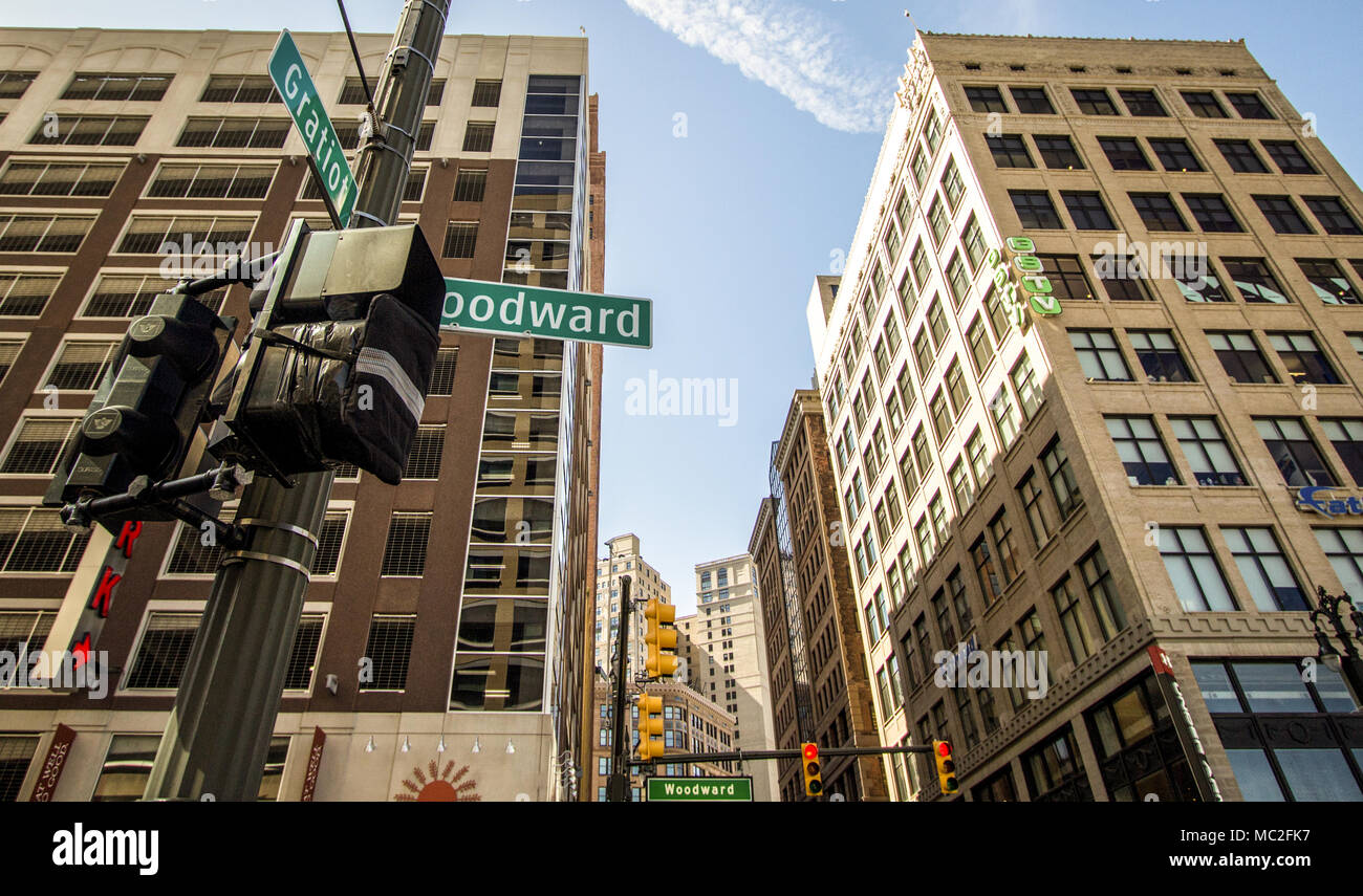 Wolkenkratzer dominieren den Horizont an der Kreuzung der Woodward Avenue und Gratiot in der Innenstadt von Detroit, Michigan, USA. Stockfoto