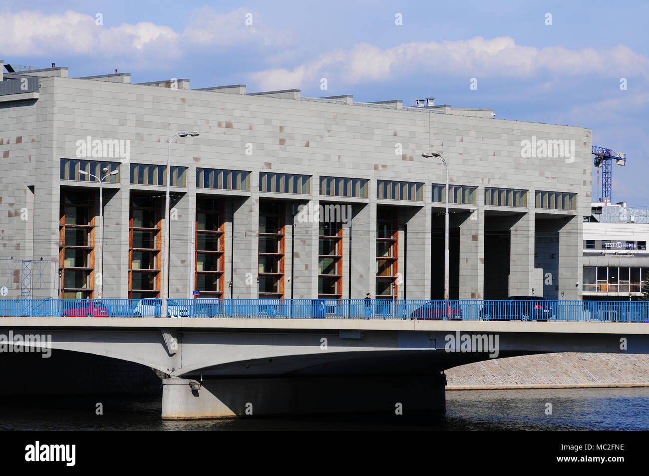 (Biblioteka Uniwersytecka) Universitätsbibliothek Odra River Bank in Wroclaw, Polen, April 2018 Stockfoto