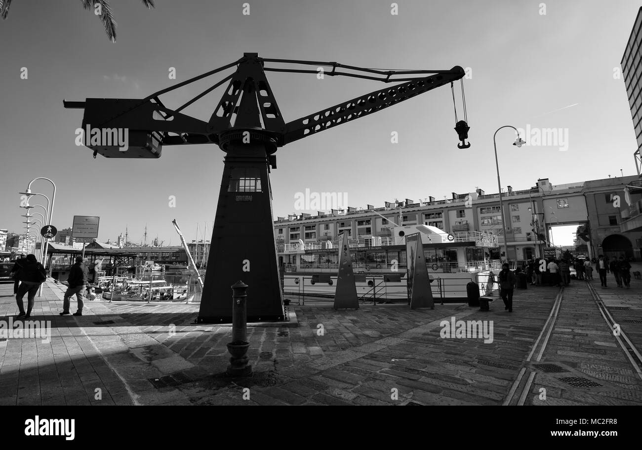 Genua, Italien, 5. APRIL 2018 - Blick auf einen alten Kran im Hafen von Genua, Italien. Stockfoto