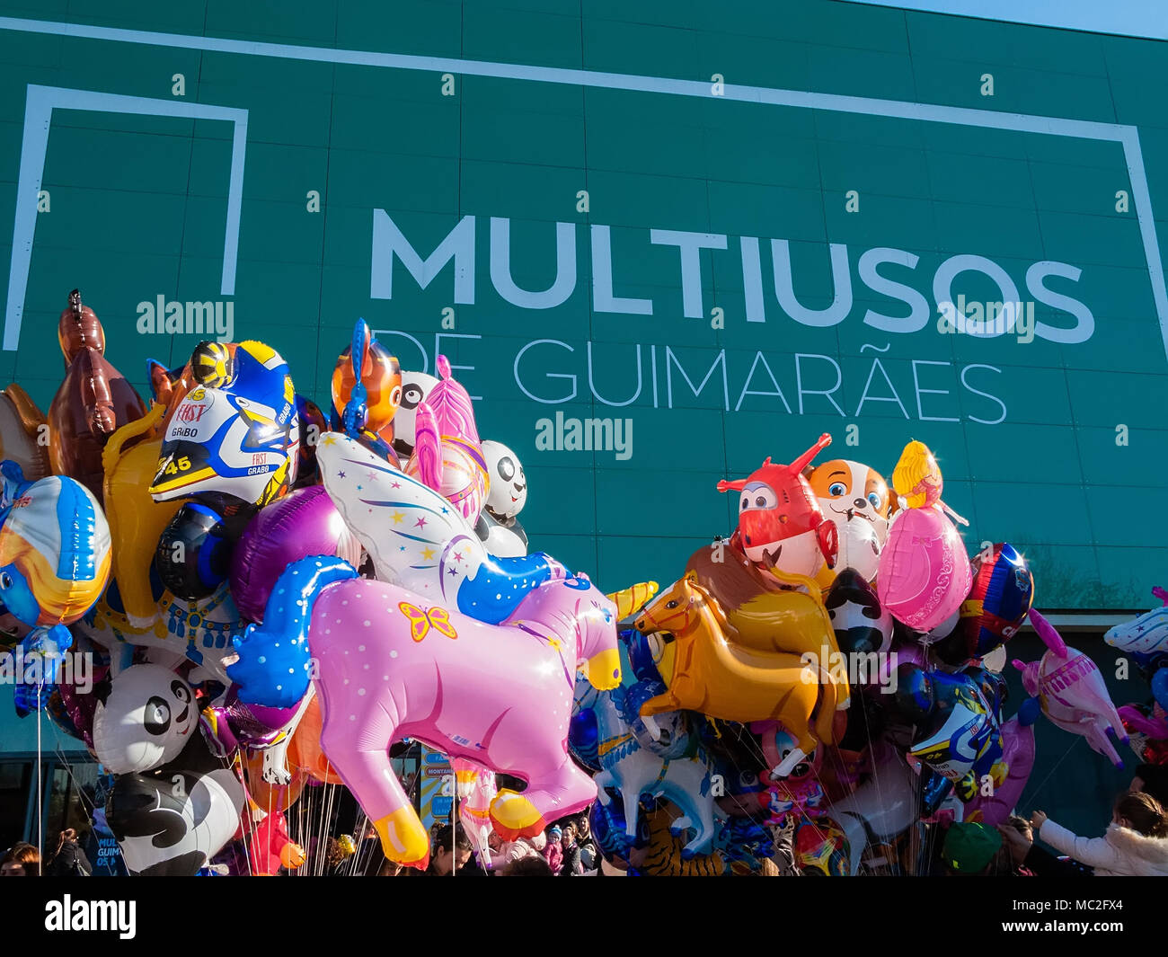 Guimaraes, Portugal. Luftballons mit der Form von Comicfiguren im Verkauf bei Konzert der Band für Kinder in der Arena von Guimaraes Multiusos Stockfoto