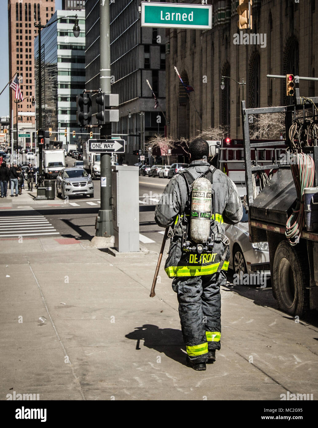 Detroit, Michigan, USA - 22. März 2018: Detroit Feuerwehrmann zu Fuß eine Stadt Bürgersteig nach der Reaktion auf einen Anruf Stockfoto