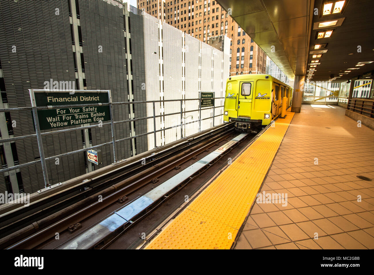 Die Detroit People Mover verlässt die Station in der Innenstadt von Detroit. Der People Mover ist ein Mass Transit Rail System, das die Innenstadt dient. Stockfoto