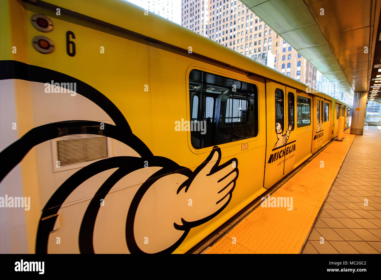 Die Detroit People Mover verlässt die Station in der Innenstadt von Detroit. Der People Mover ist ein Mass Transit Rail System, das Schleifen durch die Stadt mit Sever Stockfoto