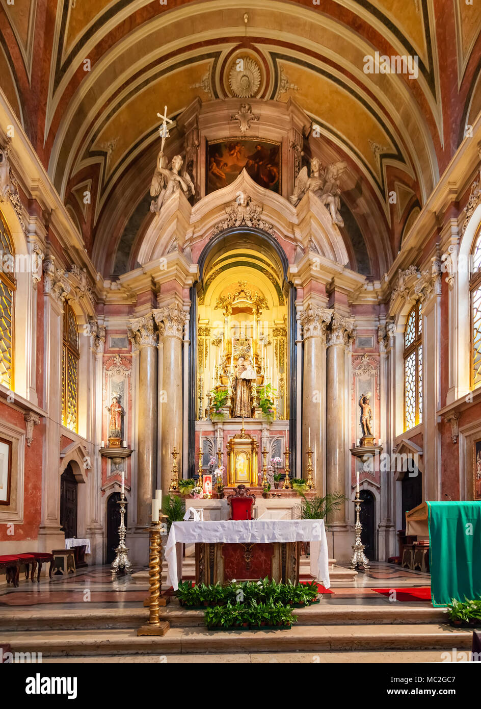 Lissabon, Portugal. Altar der Kirche Santo Antonio de Lisboa. Auf ...