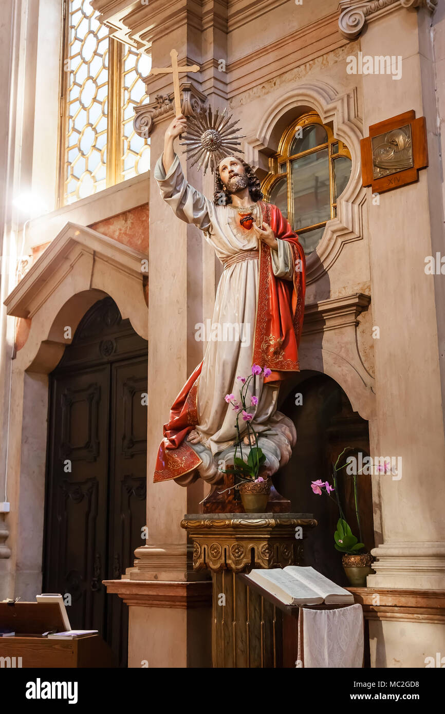 Lissabon, Portugal. Jesus Christus, Kreuz und Kruzifix und Heiliges Herz auf der Brust. Santo Antonio de Lisboa Kirche. Der heilige Antonius von Lissabon/Padua/Padova Stockfoto