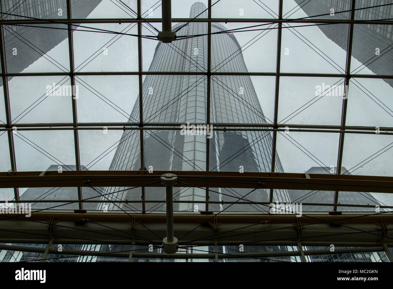 Detroit, Michigan, USA - 28. März 2018: Die Renaissance Center Türme von im Inneren des gläsernen Atrium gesehen. Die Türme sind die Welt Hauptsitz f Stockfoto