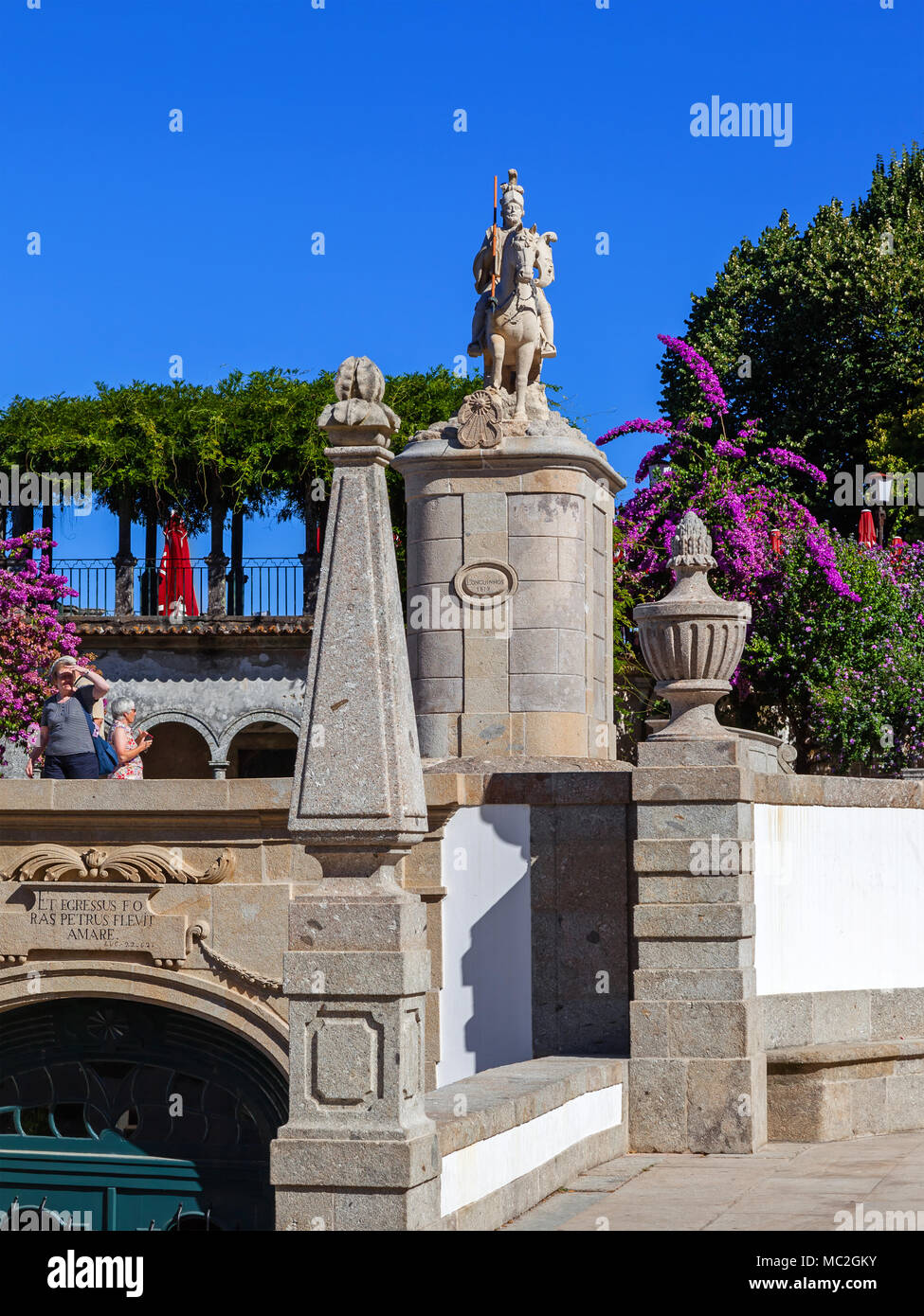 Braga, Portugal. Statue des Heiligen Longinus ein Pferd Reiten auf der Oberseite des Bom Jesus do Monte Heiligtum. Barocke Architektur Stockfoto
