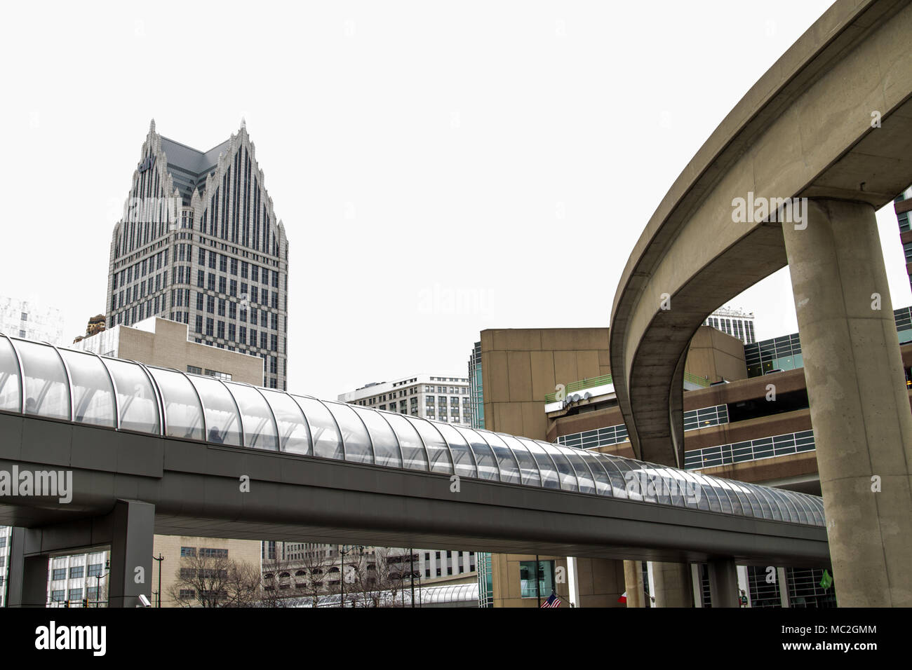 Detroit, Michigan, USA: People Mover Straßenbahn- und Fußgänger-Überführung gegen die Wolkenkratzer der Innenstadt von Detroit, Michigan. Stockfoto
