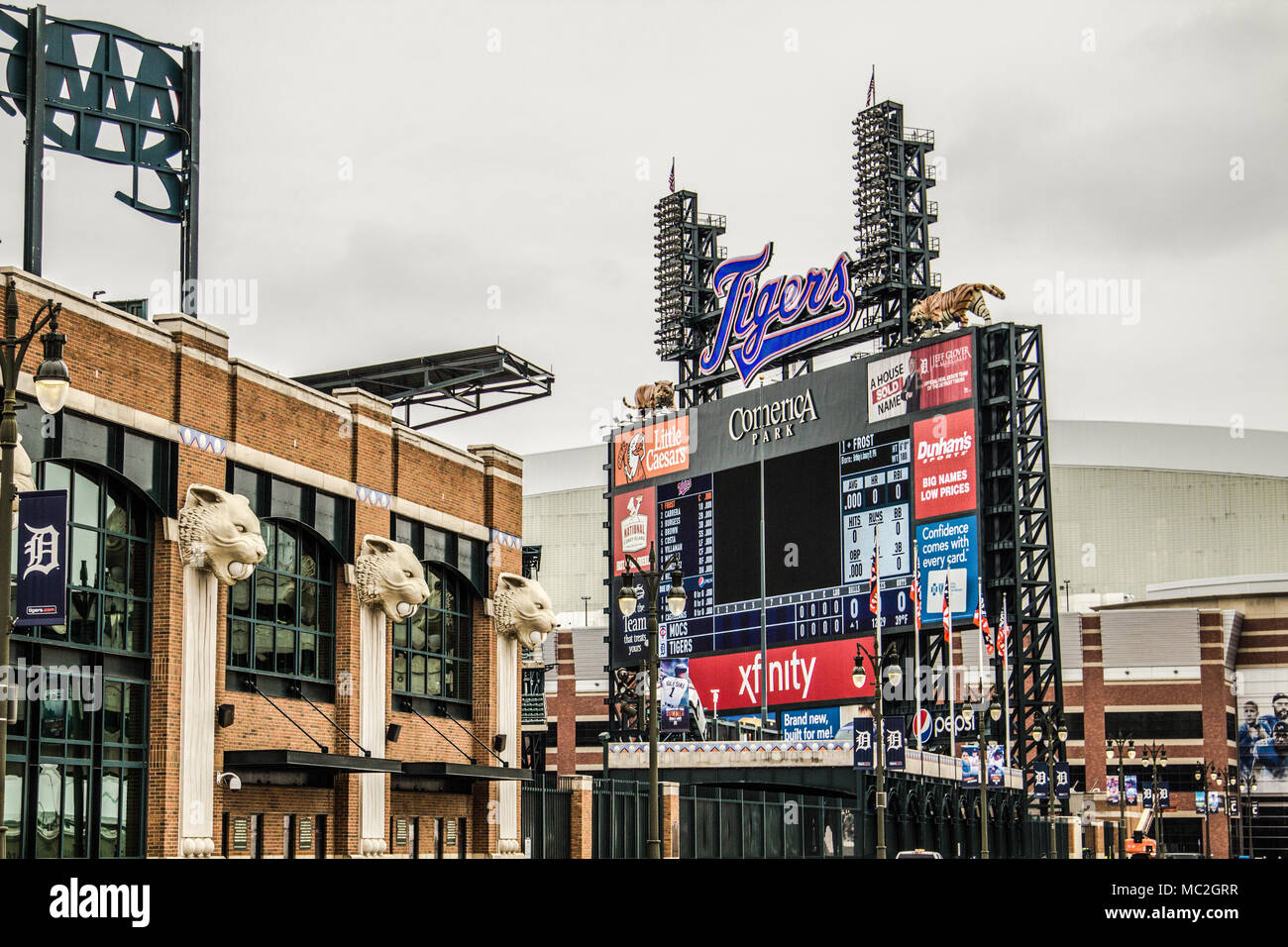 Außen- und Anzeiger von Comerica Park home zu den Detroit Tigers. Das Stadion hat eine Kapazität von über 41.000 und ersetzt die Tiger Stadium im Jahr 2000. Stockfoto